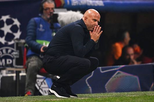 „Ich habe allen Grund zu der Annahme, dass ich nächste Saison Trainer sein werde“ – Liverpools unter Beschuss geratener Trainer Arne Slot (Video)